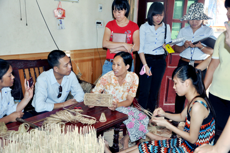 Khách du lịch tìm hiểu nghề đan lờ truyền thống ở Hưng Học.