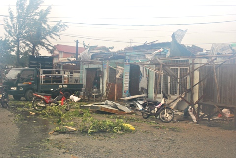 Hỗ trợ trên 1,2 tỷ đồng cho các hộ bị sập nhà do cơn bão số 14 tại Vân Đồn và Tiên Yên