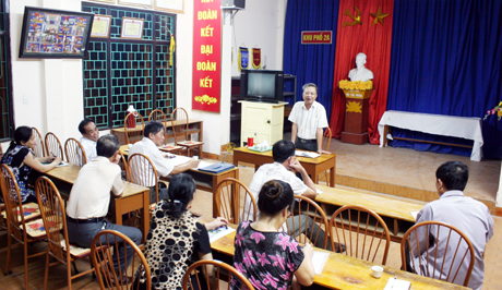 Bí thư chi bộ khu phố 2a, phường Cao Thắng (TP Hạ Long) triển khai việc vận động nhân dân ủng hộ kinh phí đưa điện lưới ra Cô Tô tới trưởng các đoàn thể, tổ trưởng dân phố trong khu.
