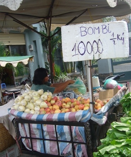 Táo đỏ xuất hiện trên phố với tên "Bom bi" .