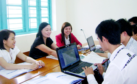 Giảng viên và sinh viên Trường CĐ Sư phạm Quảng Ninh cùng hợp tác nhóm theo phương pháp dạy học tích cực. Ảnh CTV