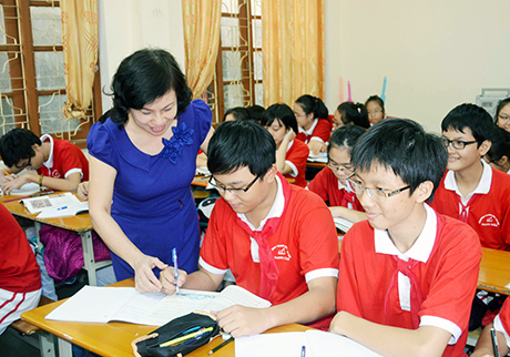 Cô Trần Hải Yến (Trường THCS Trọng điểm) đang hướng dẫn học sinh làm bài.