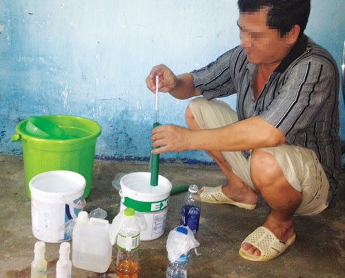 Trong nháy mắt, hóa chất pha với nước lã cho ra đủ loại rượu