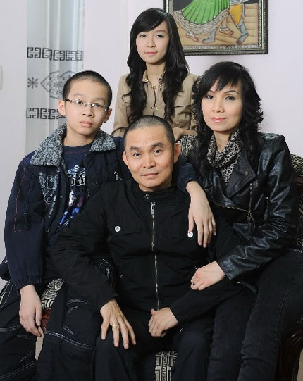 Nghệ sĩ Xuân Hinh bên gia đình. Ảnh: TL