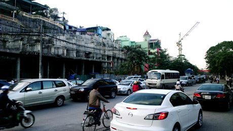 Vào giờ cao điểm nút giao thông ngã tư Cột Đồng Hồ thường xảy ra ùn tắc.