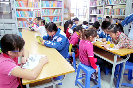 Với các đầu sách phong phú, đa dạng, thư viện của Trường Đoàn Thị Điểm Hạ Long luôn thu hút được nhiều học sinh đến đọc sách, báo.