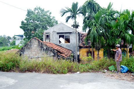 Khu nhà ở của gia đình ông Nguyễn Duy Chính thường xuyên bị ngập lụt nên không đảm bảo an toàn.
