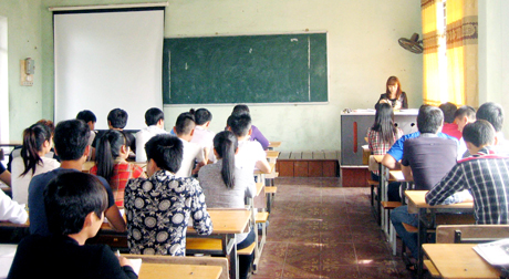 Với việc thường xuyên đổi mới trong phương pháp giảng dạy, chất lượng giáo dục đào tạo của Trường ĐH Công nghiệp Quảng Ninh không ngừng được nâng cao. Trong ảnh: Giờ học ngoại ngữ của sinh viên Lớp Kế toán K6, Trường ĐH Công nghiệp Quảng Ninh.