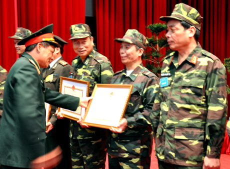 Trung tướng Nguyễn Thanh Thược, Chính ủy Quân khu 3 tặng bằng khen của Quân khu cho những tập thể, cá nhân có thành tích xuất sắc.