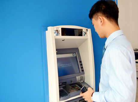Cán bộ MB Bank Chi nhánh Móng Cái kiểm tra máy ATM do ngân hàng quản lý.