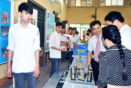 Thầy và trò Trường THPT Hoàng Quốc Việt tham gia Hội thi Sáng tạo trẻ do Nhà trường tổ chức. Ảnh: Tư liệu