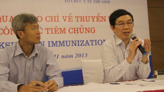  GS.TS Nguyễn Trần Hiển và đại diện tổ chức WHO trong cuộc thảo luận với báo chí sáng 29-11 - Ảnh: Đoàn Cường