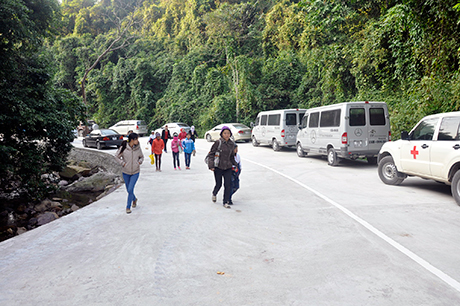 Con đường từ hồ Trại Lốc vào Ngoạ Vân nay đã được thảm bê tông rộng rãi, tạo thuận lợi cho du khách hành hương.