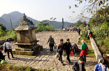 Khu vực Thông đàn trên chặng đường lên am Ngoạ Vân là một điểm dừng chân để du khách thắp hương, làm lễ.