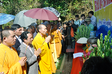 Các đại biểu làm lễ dâng hương trong lễ tưởng niệm 705 năm Ngày Phật hoàng Trần Nhân Tông nhập niết bàn.