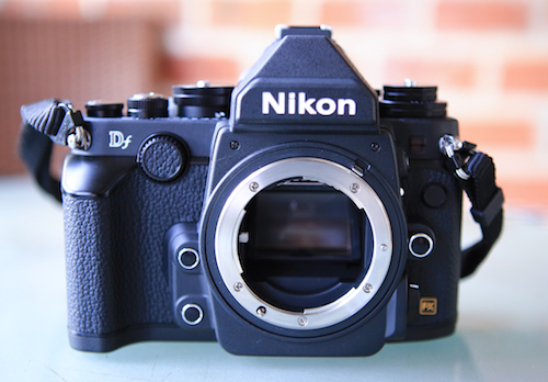 Nikon Df là máy ảnh DSLR sở hữu cảm biến full-frame 16,2 megapixel với hệ thống gương lật và kính ngắm quang học.
