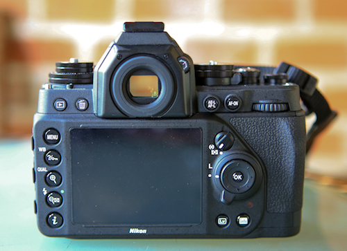 Mặt sau mang thiết kế hiện đại, quen thuộc như các dòng máy DSLR của hãng.