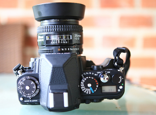 Nikon Df có hệ thống điều khiển bằng tay gồm ISO, EV, tốc độ chụp và các chế độ chụp.