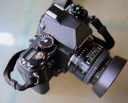 Phong cách hoài cổ là điều khiến Nikon Df hấp dẫn với những người yêu nhiếp ảnh.
