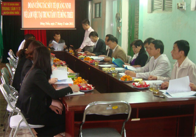  A working session in Dong Trieu district
