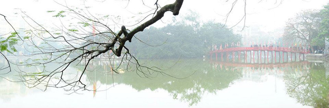 Cầu Thê Húc, đền Ngọc Sơn soi bóng xuống hồ.