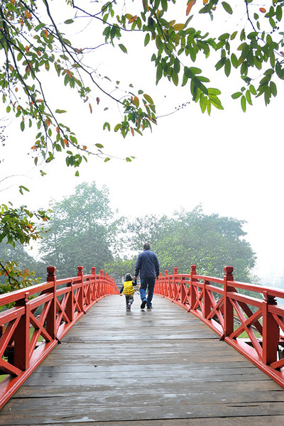 Cây cầu Thê Húc in dấu không biết bao lượt khách du lịch dừng chân lại đây ngắm cảnh hay sang đảo nhỏ vào đền Ngọc Sơn.