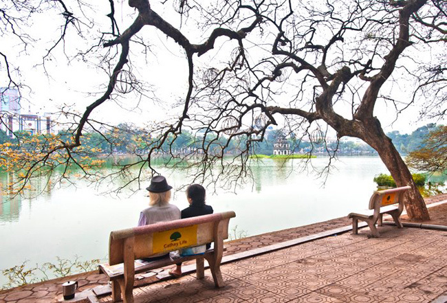 Dừng bước nghỉ chân bên hồ cũng là thú vui của rất nhiều người. Sau khi tản bộ quanh những con đường lát gạch, ngồi ngắm cảnh cùng những người bạn đem lại cảm giác thật bình an.