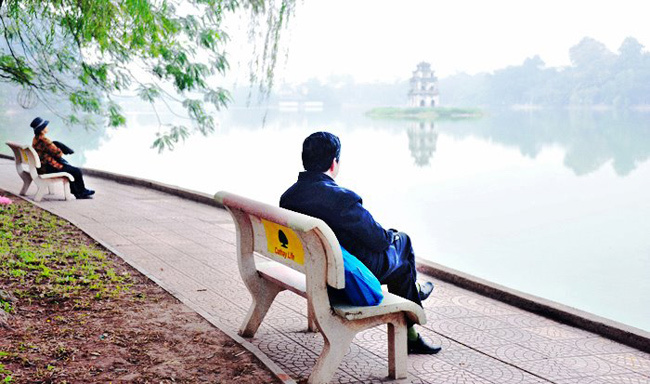 Khoảnh khắc một mình bên Bờ Hồ giúp bạn chiêm nghiệm được nhiều hơn về cuộc sống.