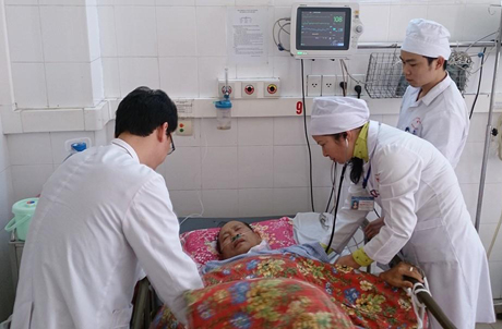 Các bác sĩ bệnh viện Đa khoa tỉnh Quảng Ninh đang khám cho bệnh nhân bị tai biến mạch máu não.