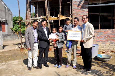 Đại diện Quỹ Xã hội từ thiện Báo Quảng Ninh và các nhà hảo tâm trao hỗ trợ cho gia đình anh Thưởng – Ngát.