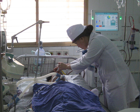 Bác sỹ Đặng Thị Thúy đang kiểm tra sức khỏe cho bệnh nhân Trương Đăng (39 tuổi) nhập viện trưa ngày 6/12