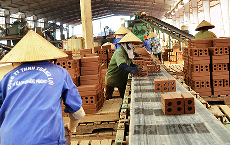 Dây chuyền sản xuất tại Nhà máy gạch tuynel Quảng Phong.