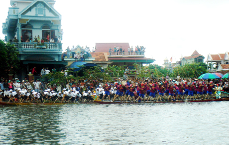 Hội đua thuyền chải tại Lễ hội Xuống Đồng phường Phong Cốc năm 2013.