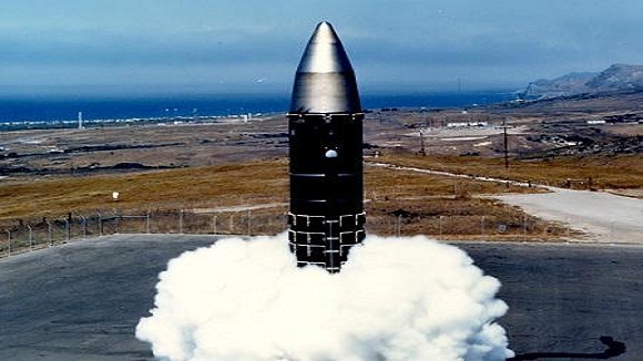 LGM-118 Peacekeeper được phóng lên từ hầm tên lửa