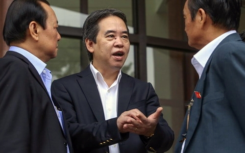 Thống đốc Ngân hàng Nhà nước Nguyễn Văn Bình (giữa) tại một phiên họp Quốc hội.