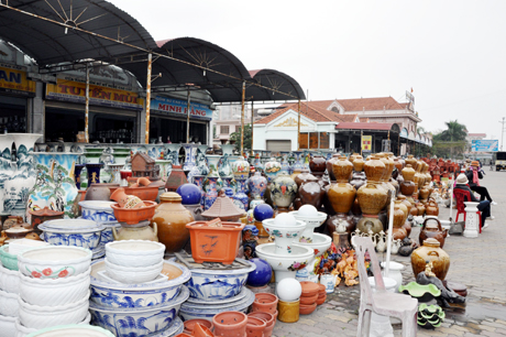 Dòng gốm sứ nặng lửa truyền thống của Đông Triều được bày bán tại một số điểm dừng chân cho khách du lịch.