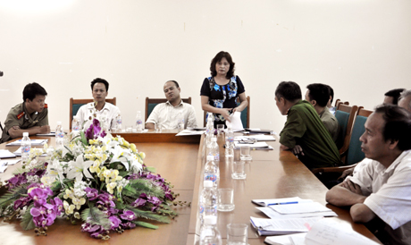 Bà Bùi Thị Thu Hiền (người đứng) tại buổi họp giải quyết đơn thư khiếu nại của các hộ dân liên quan đến Dự án Khu đô thị mới Nam ga Hạ Long do UBND TP Hạ Long tổ chức.