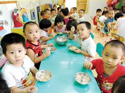 Giờ ăn của một lớp học mầm non ở Hà Nội. Ảnh: hồng vĩnh.