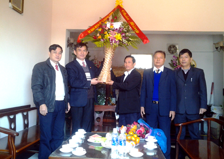 Đồng chí Nguyễn Ngọc Minh, Chủ tịch Uỷ ban MTTQ tỉnh tặng hoa, chúc mừng giáo xứ Mạo Khê (Đông Triều).