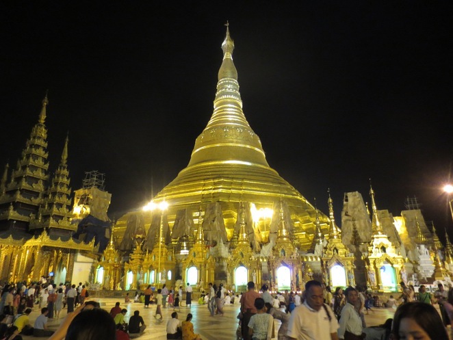 Chùa Vàng Shwedagon ở Yangon, được lưu truyền đang lưu giữ 8 sợi tóc của Đức Phật, là biểu tượng tâm linh tôn nghiêm bậc nhất của người dân Myanmar. Được xây dựng ở thời Đức Phật còn tại thế cách đây hơn 2.500 năm, quần thể Chùa Vàng Shwedagon gồm hàng trăm ngôi chùa tháp lớn nhỏ, trong đó ngôi tháp cao nhất 98 m ở trung tâm được trang hoàng toàn bằng vàng ròng với hàng ngàn viên kim cương, hồng ngọc, bích ngọc, và đặc biệt là viên kim cương sáng chói 76 carat trên đỉnh tháp.