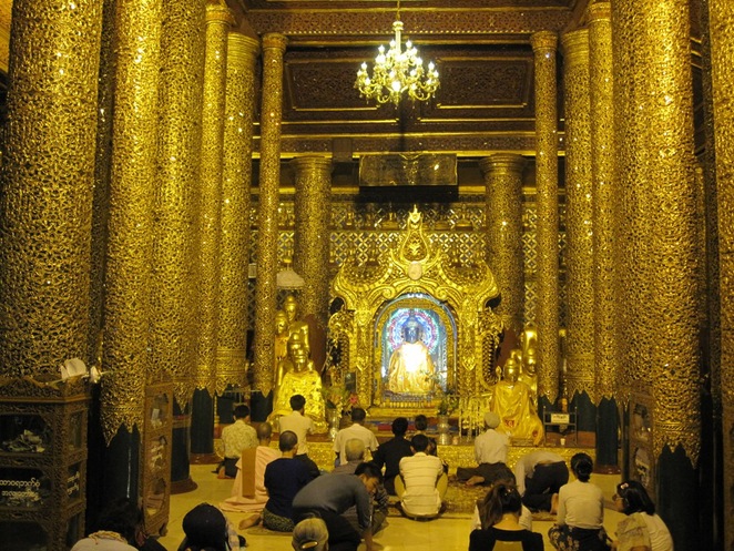 Tường, cột, trần bên trong các ngôi chùa, tháp của quần thể Chùa Vàng Shwedagon đều được dát vàng với ánh sáng lấp lánh tạo nên một khung cảnh vừa tráng lệ, vừa tôn nghiêm.