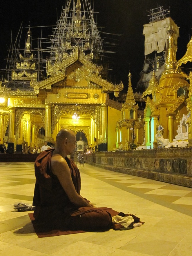 Một vị sư ngồi thiền trong Chùa Vàng Shwedagon.