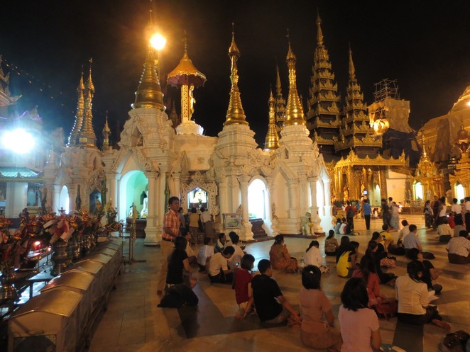 Người dân Myanmar thành tâm kính lễ trong Chùa Vàng Shwedagon.