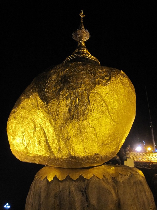 Chùa Hòn Đá Vàng (Golden rock) nằm trên ngọn núi thuộc thị trấn Kyaikto, quận Thaton, cách Yangon khoảng 200 km. Ở độ cao trên 1.100 m, Chùa Hòn Đá Vàng cũng là nơi rất linh thiêng và huyền bí của người dân Myanmar. Tương truyền nơi đây đang lưu giữ một sợi tóc của Đức Phật. Hòn Đá Vàng nằm chênh vênh ngay trên đỉnh núi với phần tiếp xúc rất nhỏ còn được gọi với cái tên “hòn đá linh thiêng” nơi tiếp đón hàng ngàn Phật tử hành hương chiêm bái mỗi ngày. Nhiều người tin rằng, chính một sợi tóc của Đức Phật được đặt trong ngọn tháp cao 7,3m trên đỉnh “hòn đá linh thiêng” đã giữ cho hòn đá thiêng tồn tại qua năm tháng.
