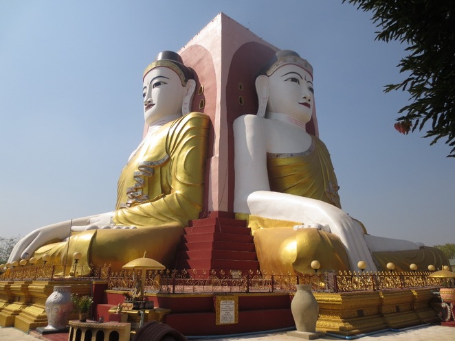 Tượng 4 vị Phật ngồi ở chùa Kyaikpun trên đường đi Bago.