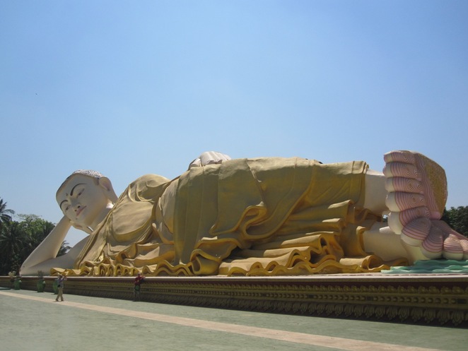 Pho tượng Phật nằm ngoài trời với chiều dài 55 m ở chùa Shwethalyaung, Bago.