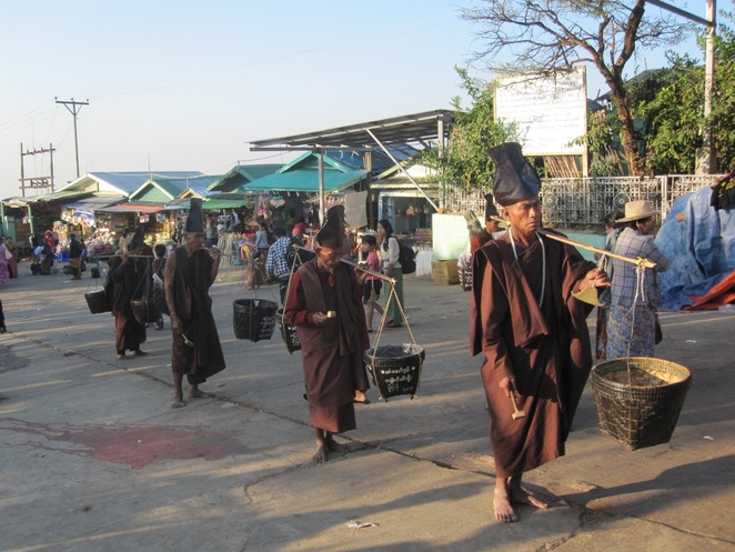 Các thầy tăng đi khất thực hàng sáng.