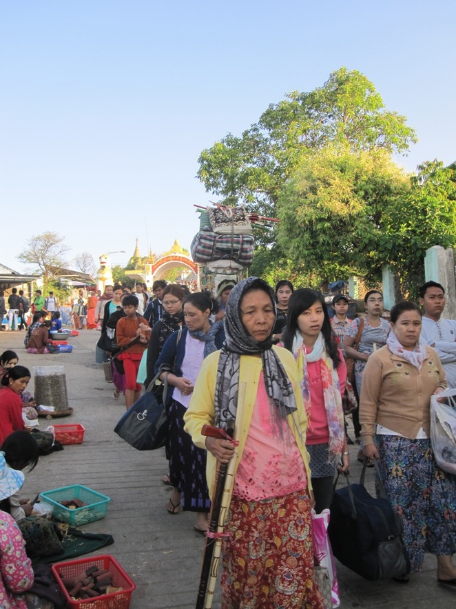 Hàng ngày, dòng người hành hương ùn ùn về những ngôi chùa nổi tiếng ở Myanmar.