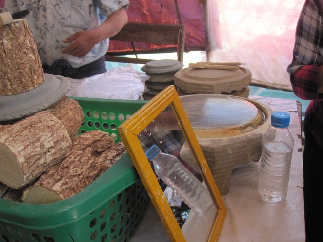Thanakha là mỹ phẩm của người Myanmar có tác dụng dưỡng da, chống nắng. Người ta lấy thân cây Thanakha mài vào các phiến đá, hòa với một chút ít nước và dùng để bôi hàng ngày.