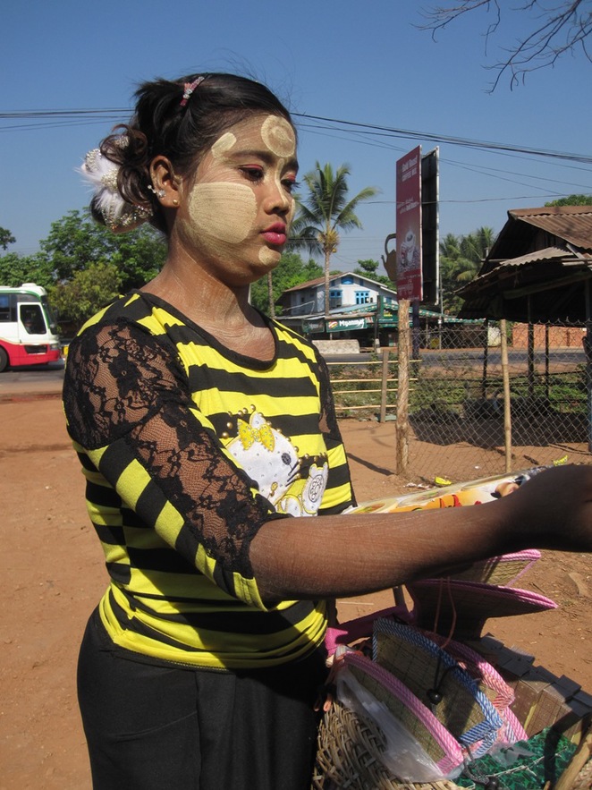 Phụ nữ Myanmar thường dùng mỹ phẩm Thanakha để dưỡng da, chống nắng.